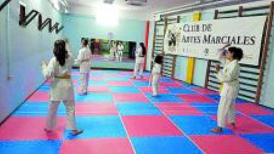 Alumnos en una clase en el polideportivo.