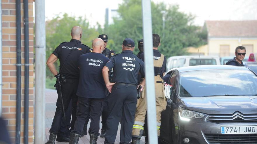 Agentes de Policía intervienen para liberar a los menores el pasado lunes.