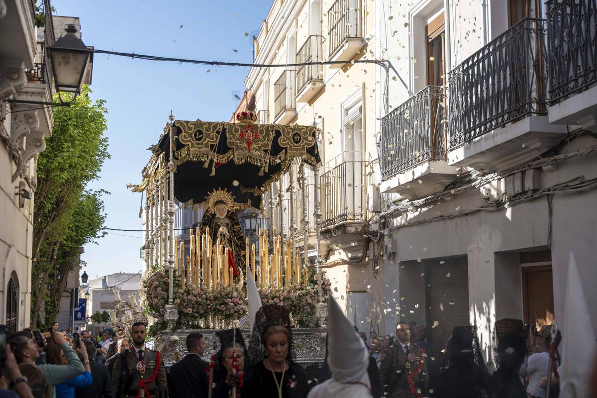 Nuestra Señora de las Lágrimas, recibida con una lluvia de pétalos en Arias Montano.