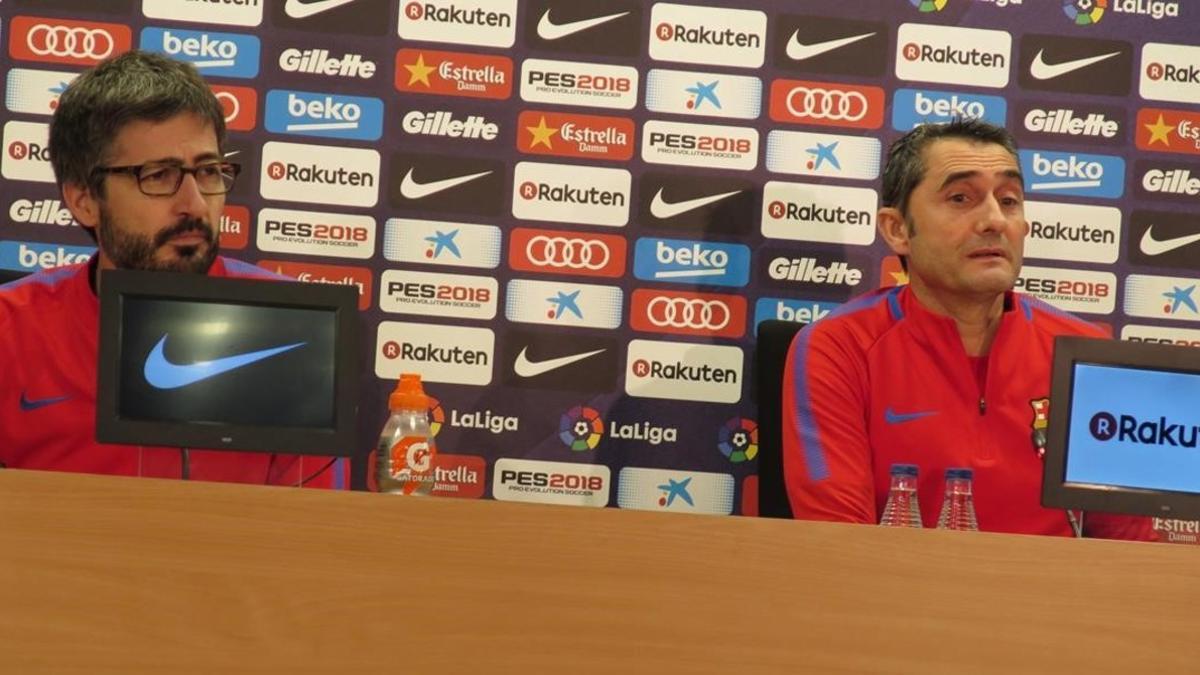 Valverde junto al responsable de prensa Sergi Nogueras, en la sala de prensa de Sant Joan Despí.