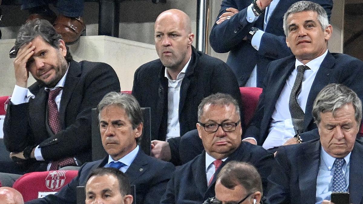 Barcelona 05.04.2023. Deportes. , Mateo Alemany sigue el encuentro junto a Jordi Cruyff y Enric Masip en el palco durante el partido de vuelta de las semifinales de la Copa del Rey entre el FC Barcelona, Barça, y el Real Madrid en el Spotify Camp Nou. Fotografía de Jordi Cotrina