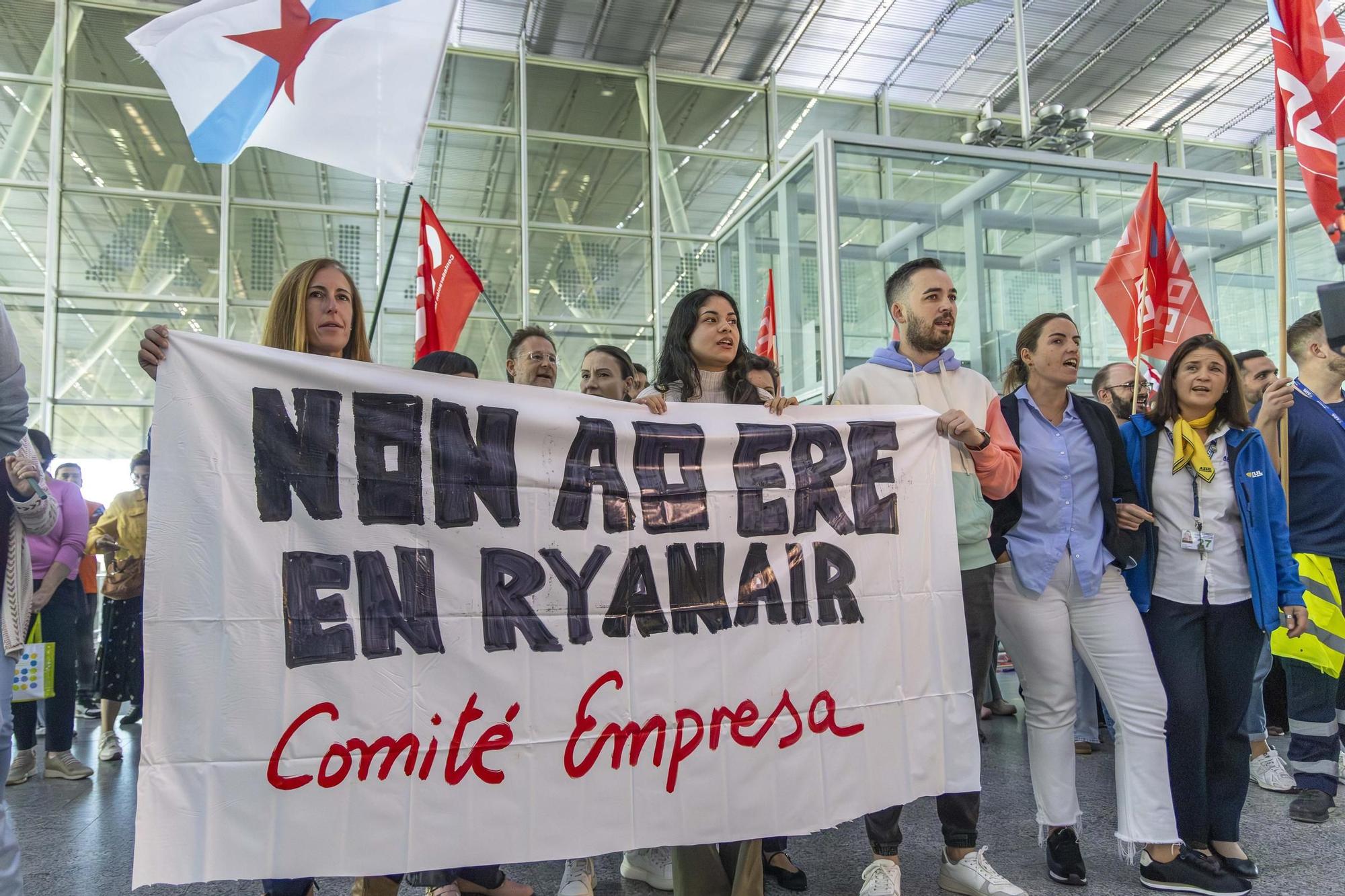 Lostrabajadores de Ryanair se concentran en Lavacolla protestando por el ERE al que se ven  abocados