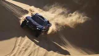 Nani Roma y Carlos Sáinz pasan a ser primero y segundo de la general de coches del Dakar