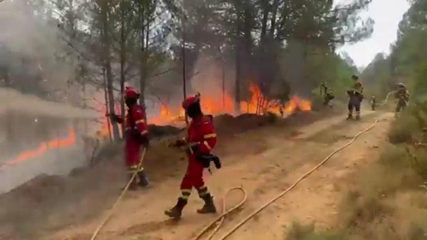 Miembros de INFOAR y de la UME trabajan de la mano frente al incendio de Las Peñas de Riglos en las inmediaciones de Ena