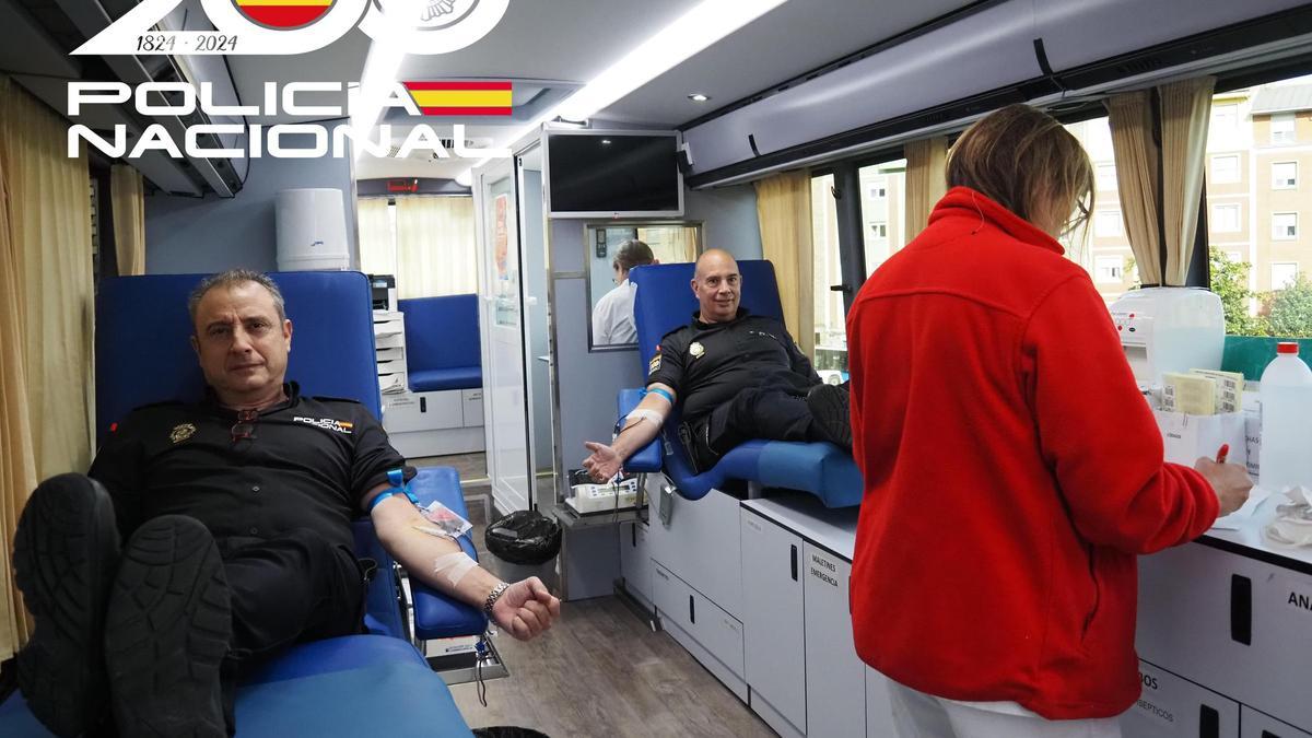 Dos agentes durante la donación.