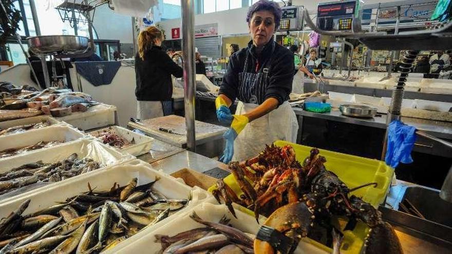 Pescados y mariscos en el mercado de Vilagarcía. // I. Abella