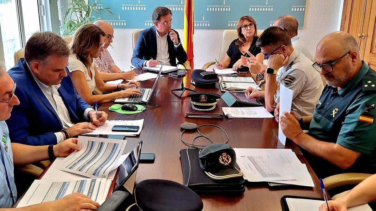 La subdelegada del Gobierno, junto al alcalde de Lucena, con los responsables policiales de la ciudad durante la junta de seguridad local celebrada este jueves.