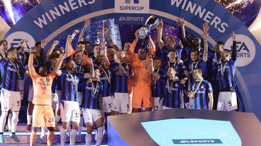 Los jugadores del Inter festejan el título. |  // EFE