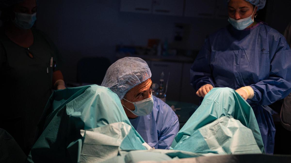 Profesionales del HUC realizan una escleroterapia a una paciente, una técnica que permite eliminar endometriomas sin cirugía.