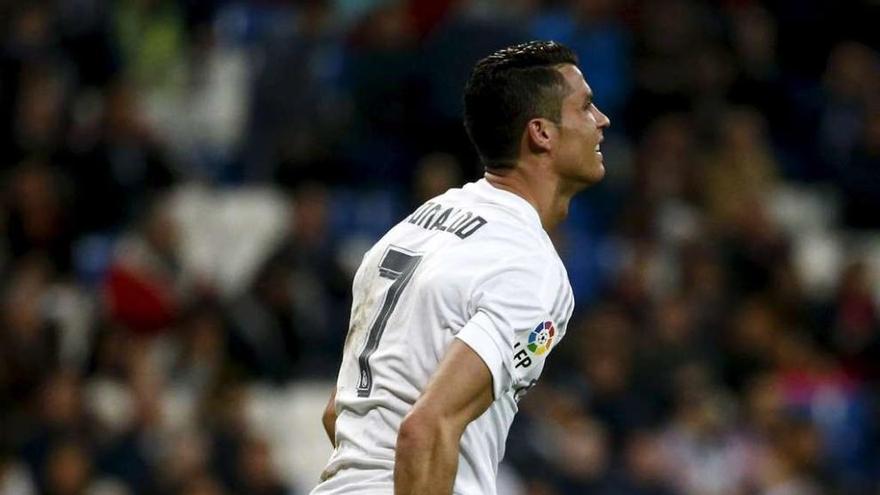 Cristiano Ronaldo se echa la mano a los isquios en el tramo final del partido. // Juan Medina