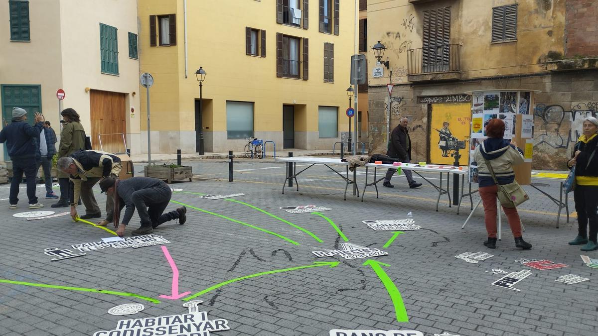 Al mediodía los vecinos de Canamunt trabajaban en la infografía de BarriLab en la plaza Quadrado, en Palma.