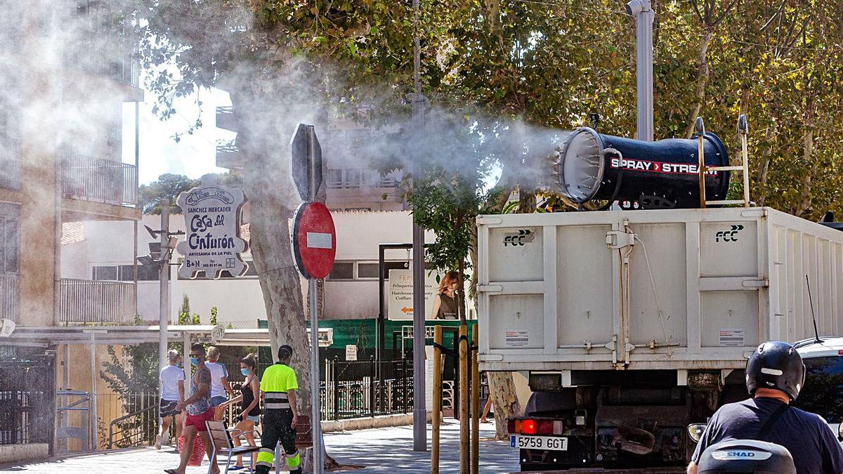 Maquinaria del servicio de limpieza baldea una calle, en una imagen de archivo. | DAVID REVENGA