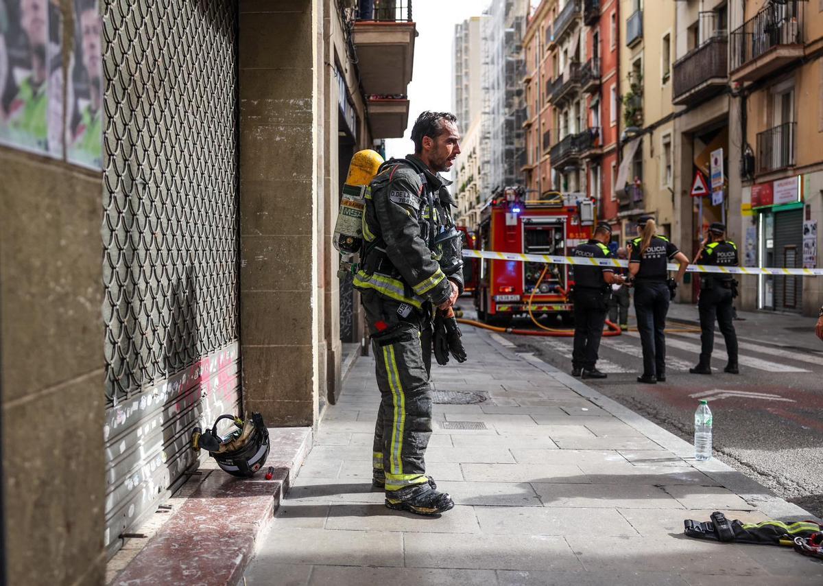 Incendio en la calle de Nou de la Rambla, en Barcelona