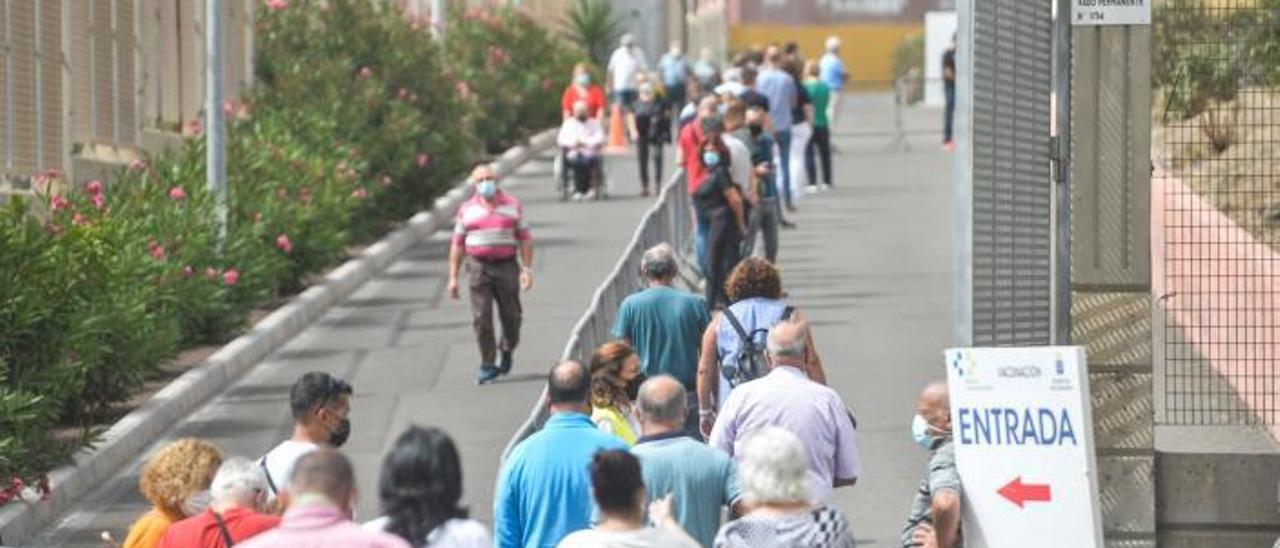 Colas el martes en Infecar para la vacunación contra el Covid-19. | | JOSÉ CARLOS GUERRA