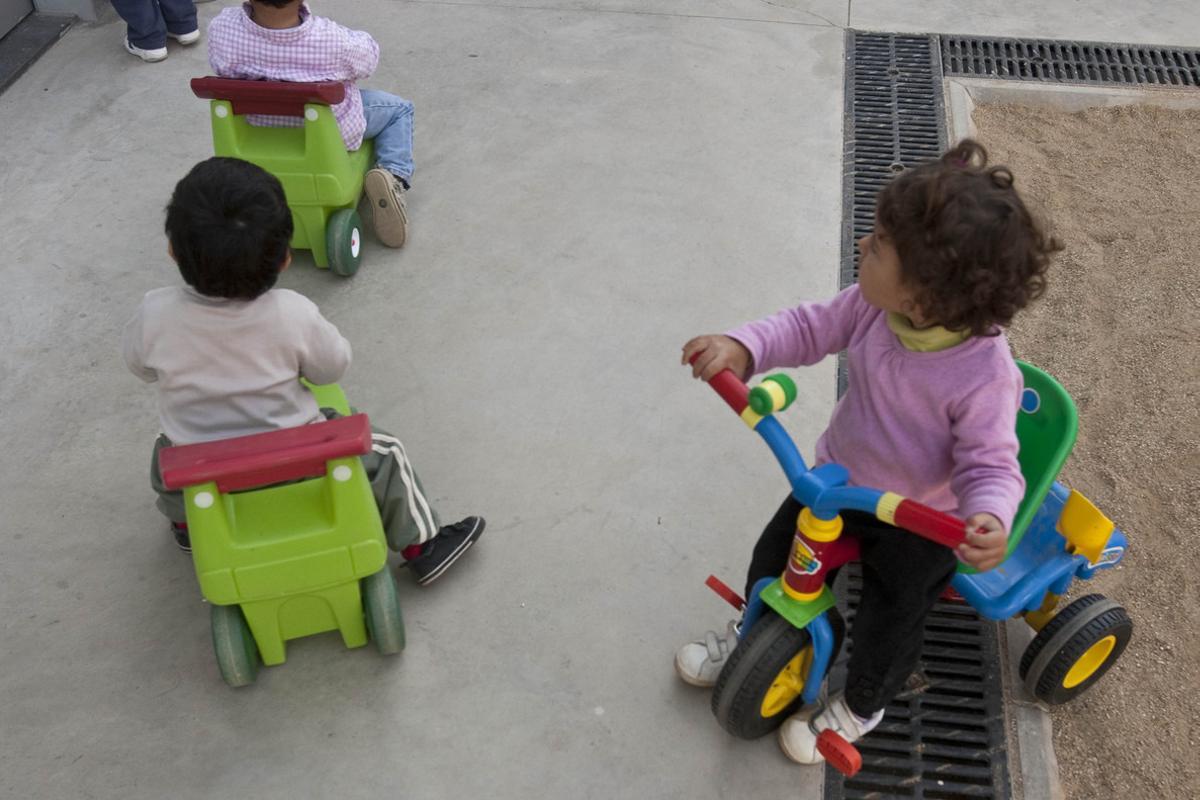 Niños jugando en una guardería de Barcelona.