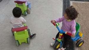 Niños jugando en una guardería de Barcelona.