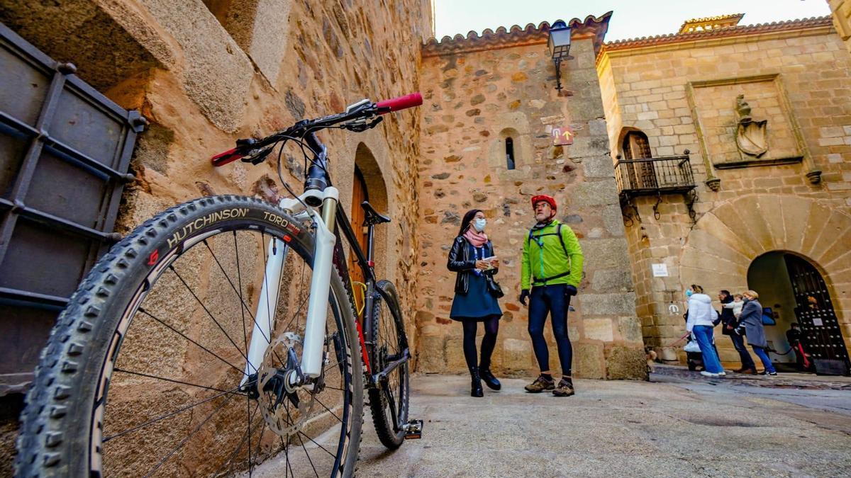 Imagen promocional de la campaña para promover el cicloturismo en Cáceres.