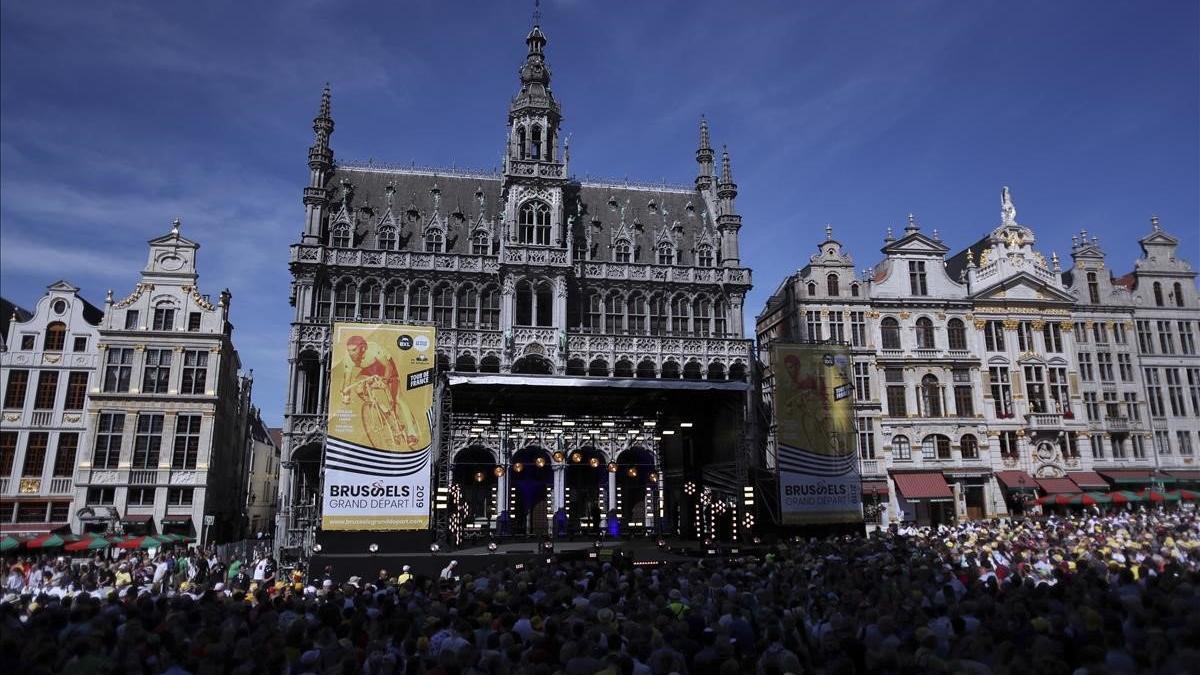 segea48934158 people gather at the grand place in brussels as they wait fo190704181129