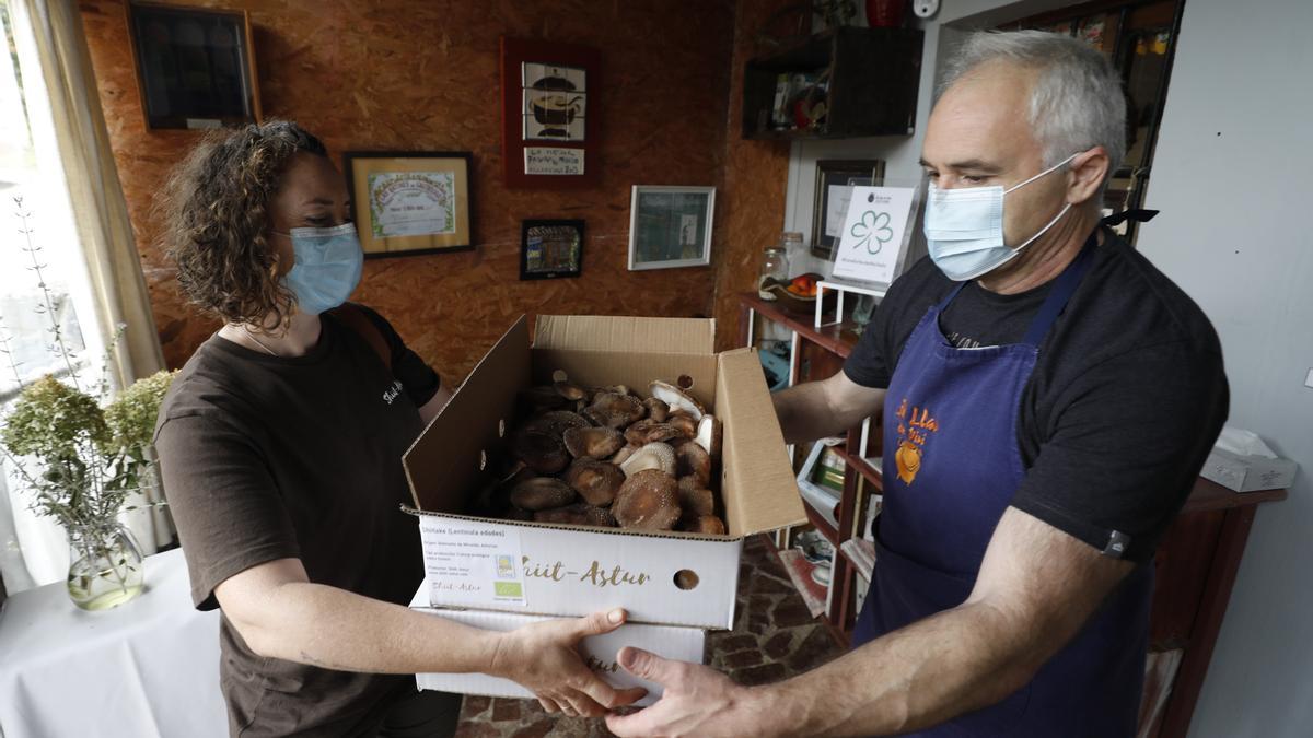 María Monge y Daniel López con dos cajas de setas