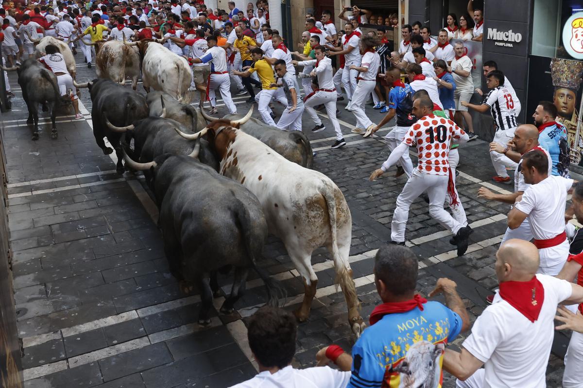 Los toros de José Escolar protagonizan un veloz y atropellado quinto encierro de los Sanfermines.