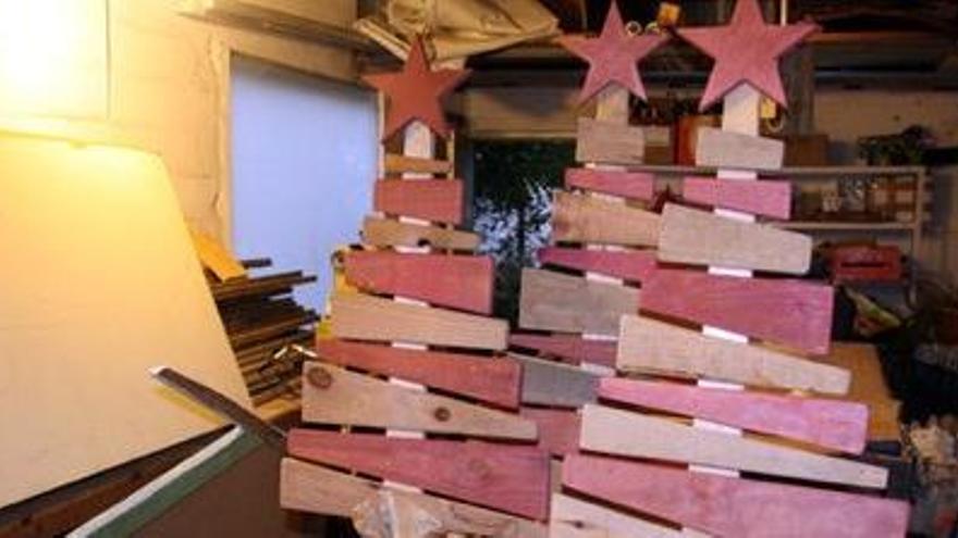 Joves gironins fabriquen arbres de Nadal amb fusta reciclada