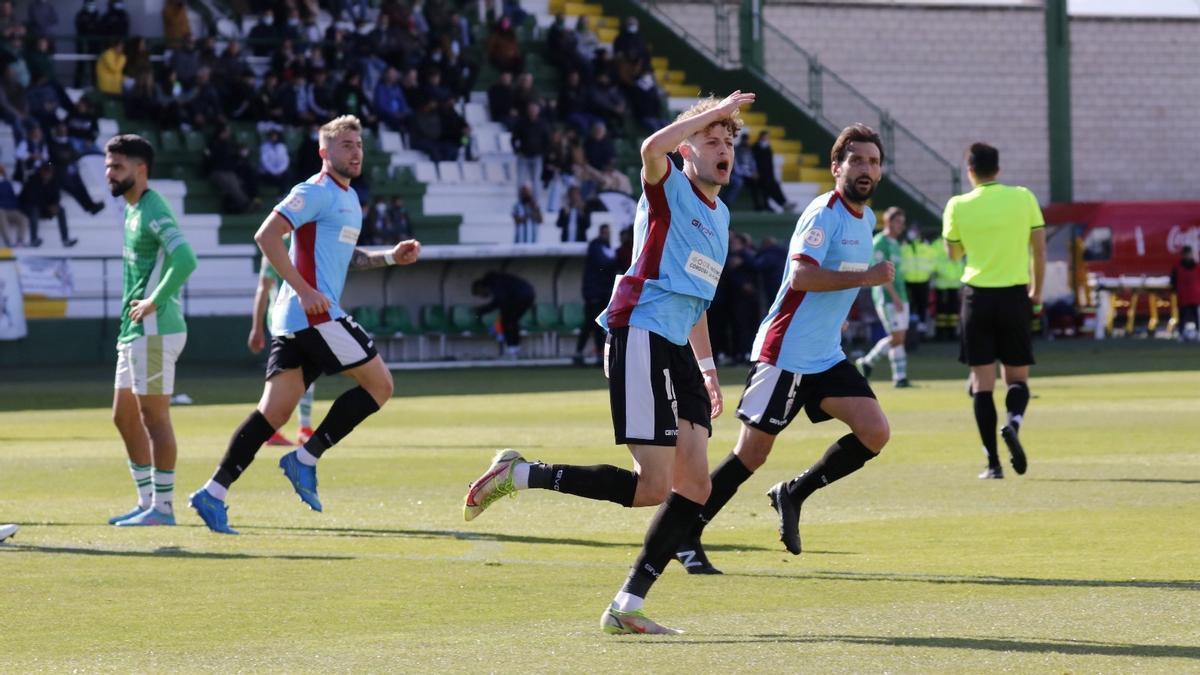 Simo celebra un gol del Córdoba CF en Cáceres en la Liga 21-22 en Segunda RFEF.