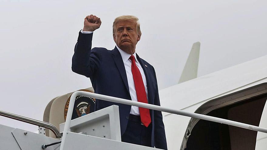 Donald Trump, abans d&#039;entrar a l&#039;avió presidencial.