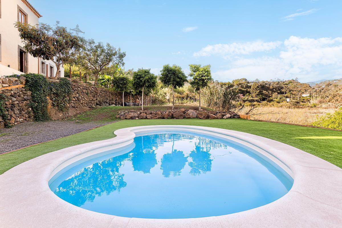 La piscina está al aire libre en un entorno natural.