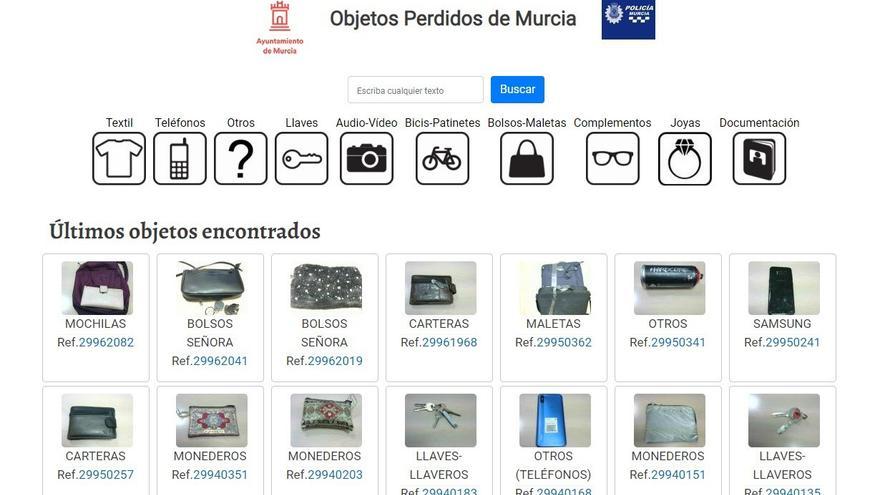 Desde gafas hasta móviles y patines: los cerca de 5.000 objetos perdidos que custodia la Policía Local de Murcia