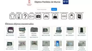 Desde gafas hasta móviles y patines: los cerca de 5.000 objetos perdidos que custodia la Policía Local de Murcia