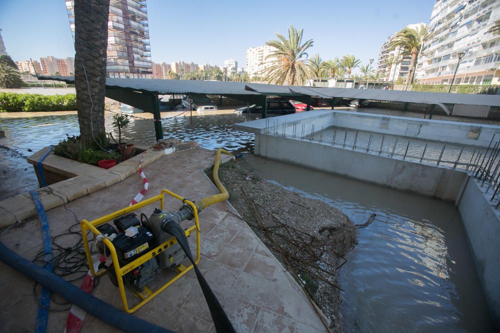 Tres edificios de la playa de San Juan siguen anegados y 120 viviendas sin luz ni agua