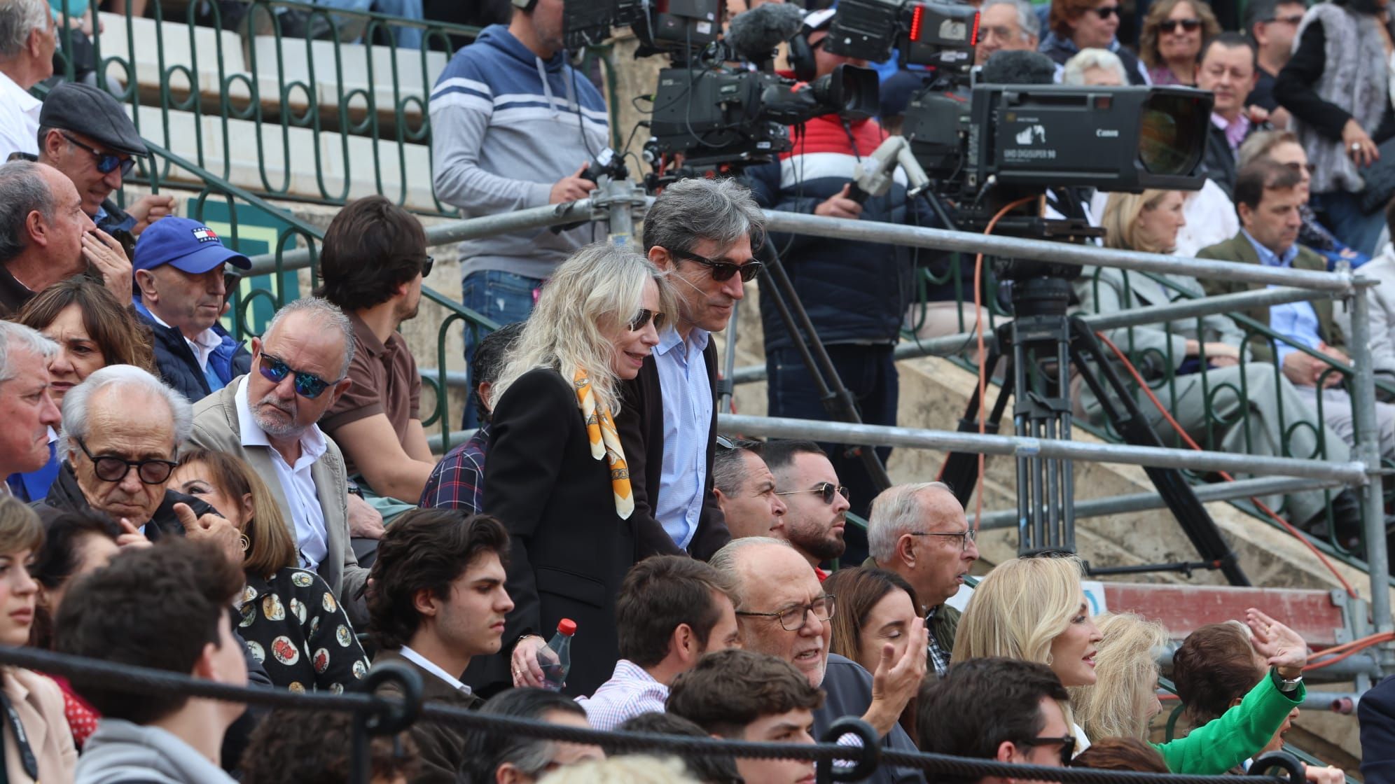 Vicente, Carmen Lomana y Enrique Ponce en la corrida de toros del 16 de marzo en València