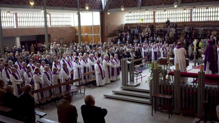 Funeral por Luis Manuel Álvarez, ayer, en la iglesia de San Pablo.