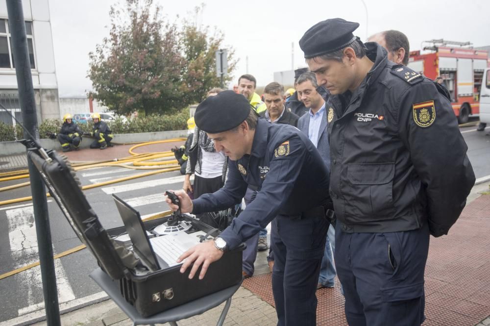 Bomberos y personal de los equipos de emergencias ensayan cómo intervenir en caso de accidente con mercancías peligrosas