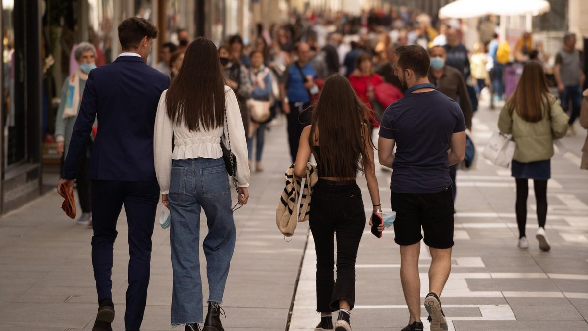 Cuatro jóvenes paseando por la calle Santa Clara.