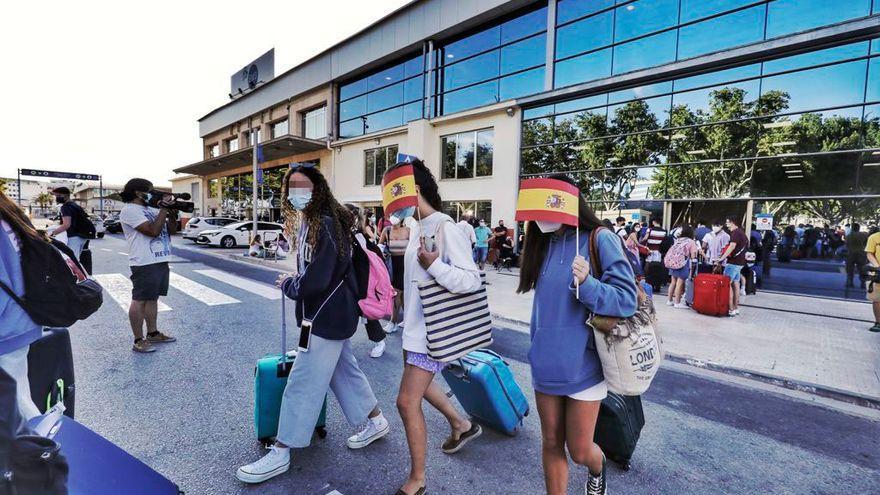 Salida de estudiantes confinados en el hotel Palma Bellver camino del puerto de Mallorca para su regreso.