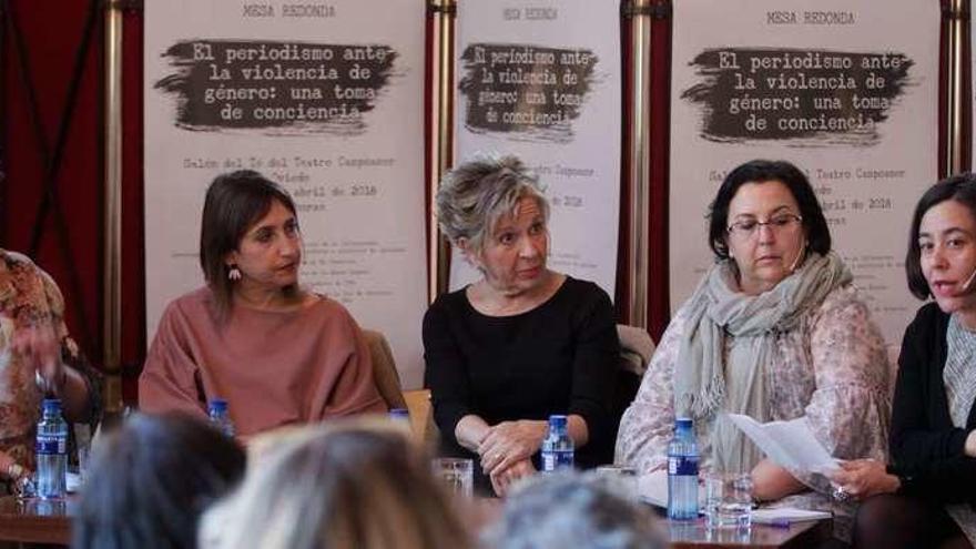 Desde la izquierda, Marián Martínez, Patricia del Gallo, Pilar López, Chelo Tuya y Susana Díaz, ayer, en el Salón de Té del Campoamor.