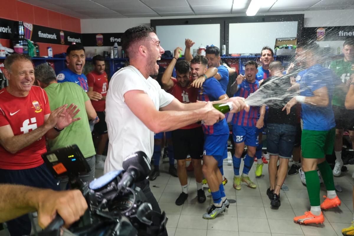 Los jugadores del Eldense celebran el ascenso a Segunda División.
