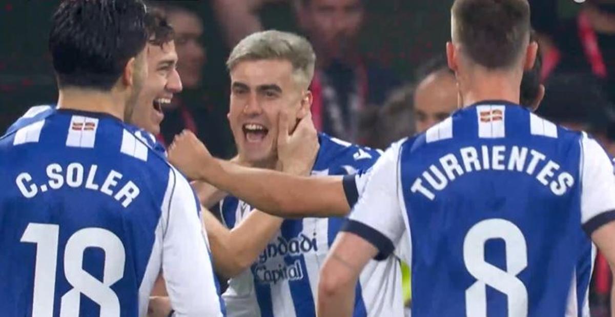 La Real Sociedad celebra el gol de Barrenetxea en la final de la Copa del Rey