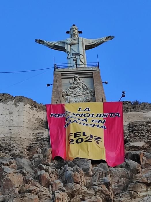 Simpatizantes de Vox cuelgan una pancarta en el Cristo de Monteagudo