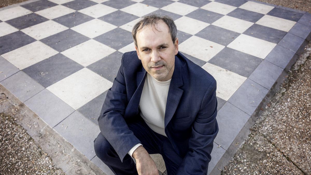 Luis Zueco (Borja, 1979) une en su última novela tres de sus grandes pasiones: la historia, la literatura y el ajedrez.