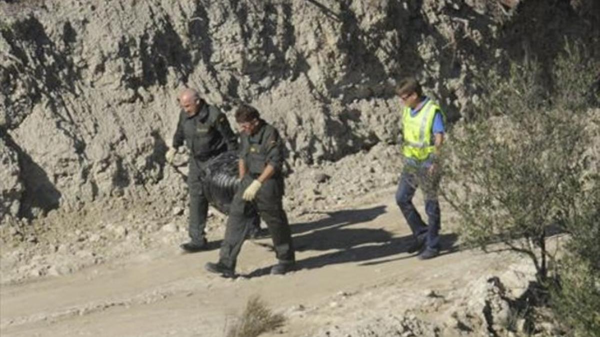 Especialistas en explosivos y materiales de naturaleza nuclear, radiológica, biológica retiran uno de los objetos hallados en Murcia, el lunes pasado.