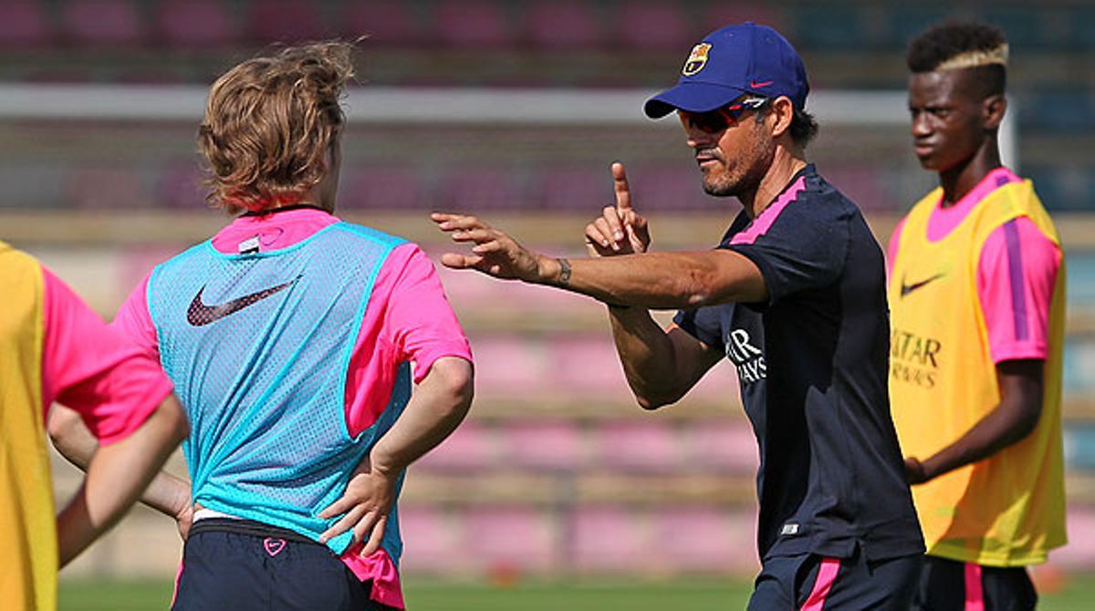 Primera sessió d’entrenament, a les ordres del tècnic asturià, a la ciutat esportiva de Sant Joan Despí.