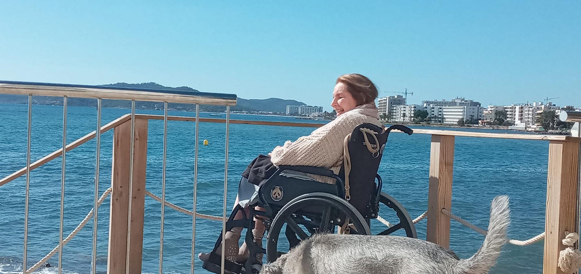 Doerte Lebender disfruta del sol en la playa de ses Figueretes hace un par de semanas.