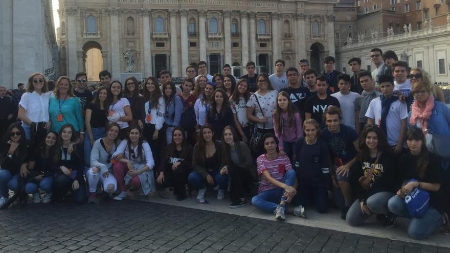 Els alumnes de segon de batxillerat del Vedruna de Palamós, en una de les visites que van fer durant el creuer, en aquest cas, al Vaticà