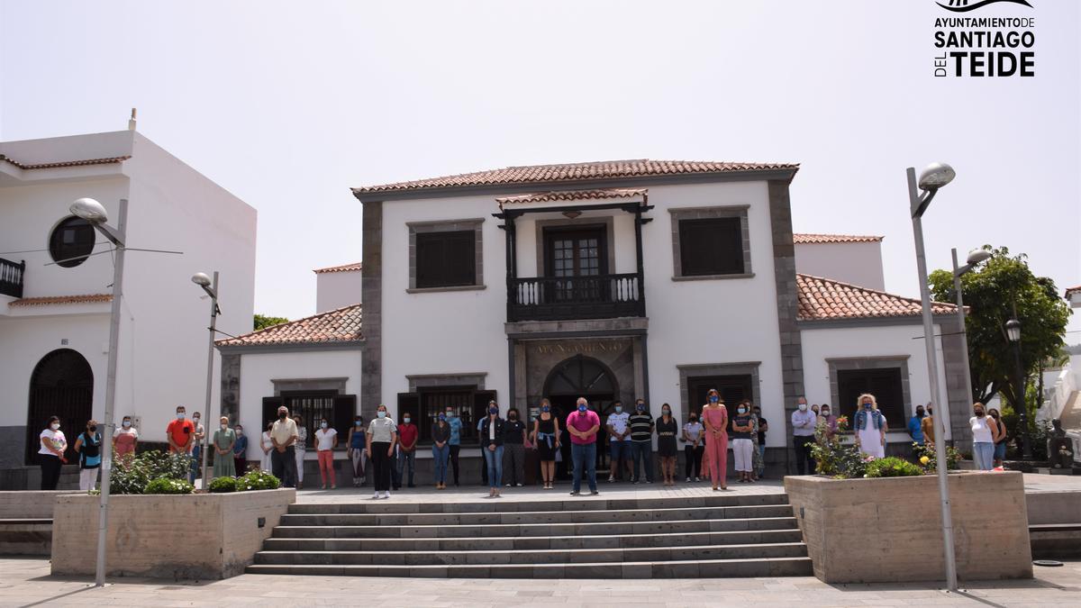 Santiago del Teide guarda un minuto de silencio en repulsa y memoria de la niña Olivia