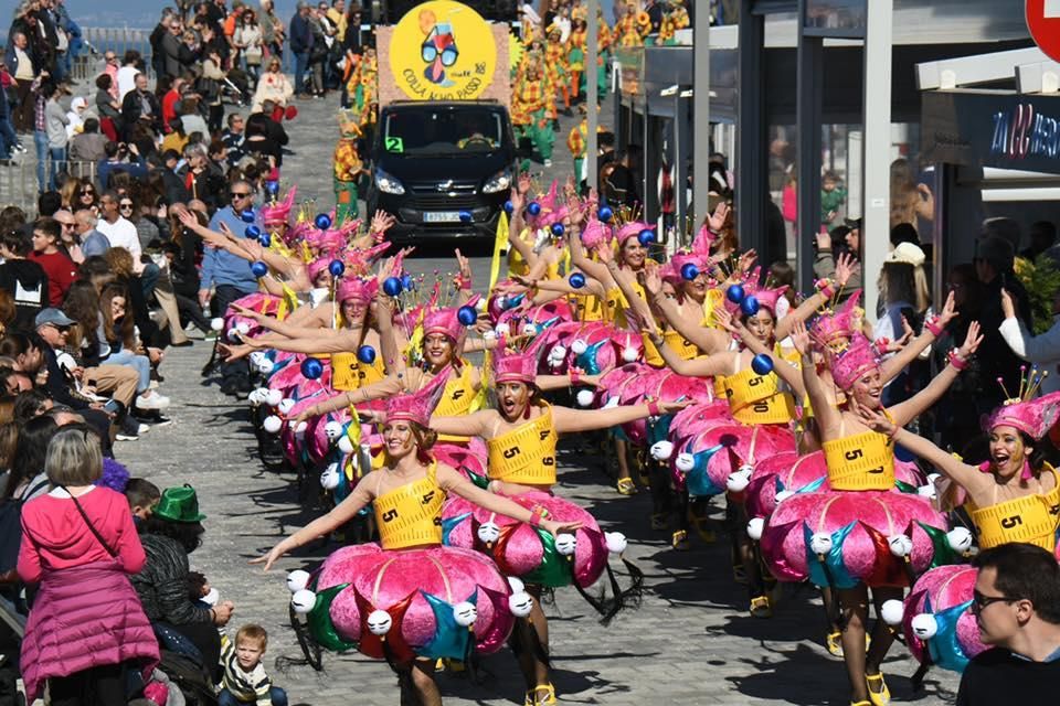 L'Escala s'omple de colors en una espectacular rua de carnaval