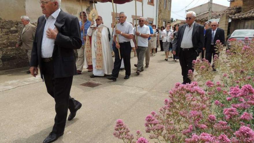 Procesión del Corpus en Junquera de Tera.