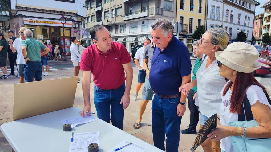 El colectivo social en defensa de la ría de Villaviciosa presenta más de dos mil firmas para exigir una solución a la contaminación del estuario