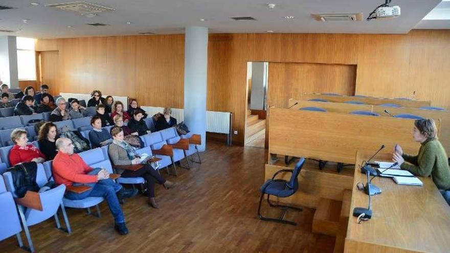 Ánxela Vizoso con vendedores de la plaza de abastos. // Gonzalo Núñez